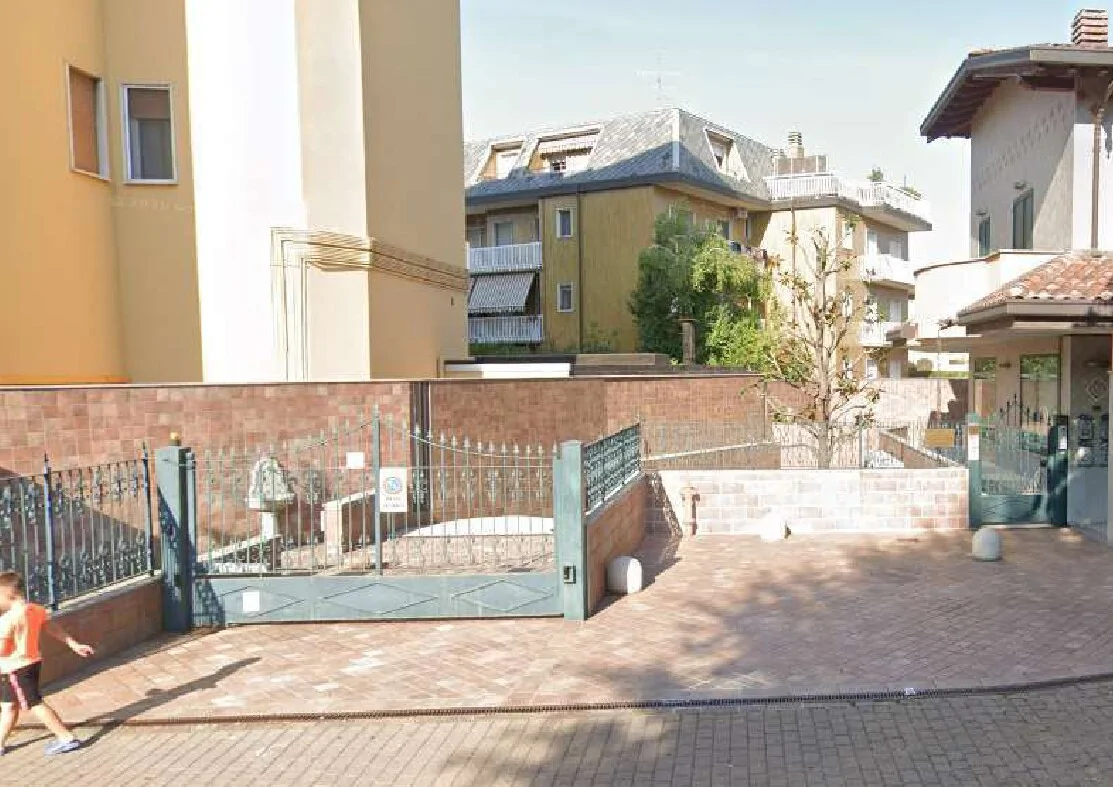Due box al piano interrato in Garbagnate Milanese