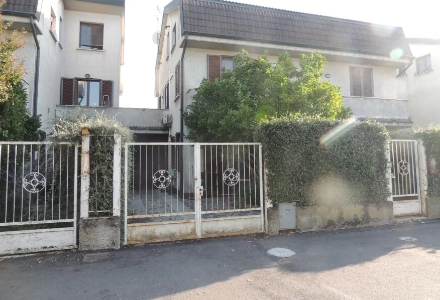 Villino bifamiliare con box auto e area esterna a Torrevecchia Pia
