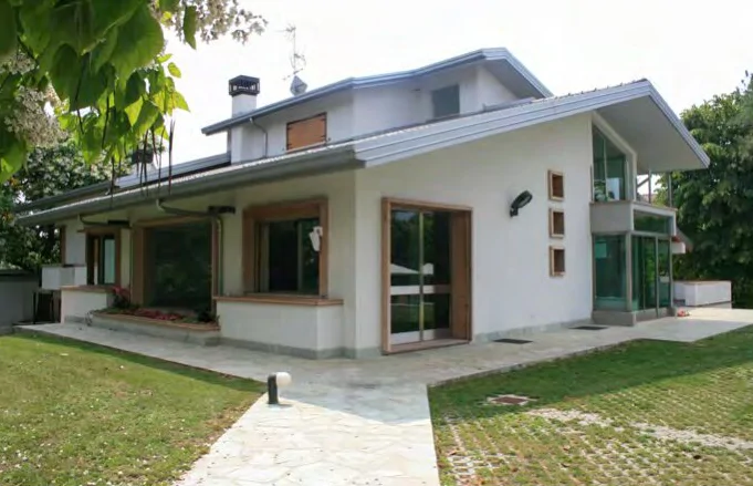 Villino con due abitazioni e due autorimesse a Corbetta