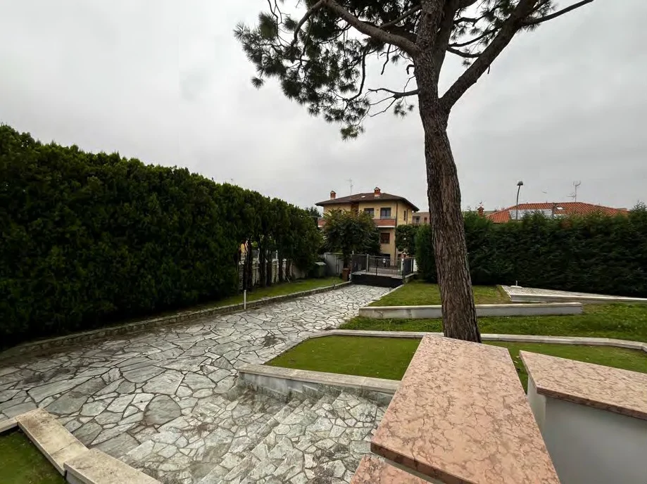 Villino con due abitazioni e due autorimesse a Corbetta - 005