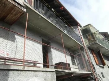 Abitazione popolare con cantina e due balconi ad Armio
