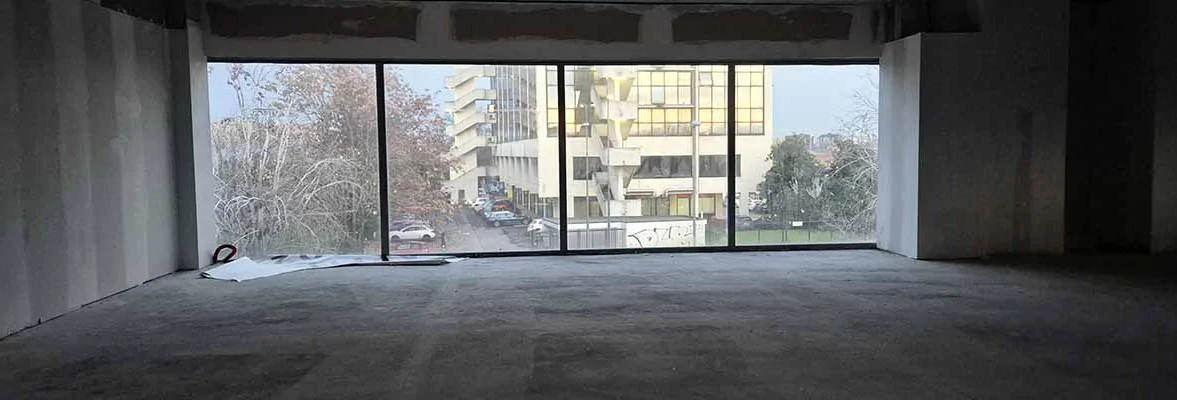 Ufficio al primo piano con tre posti auto a Milano