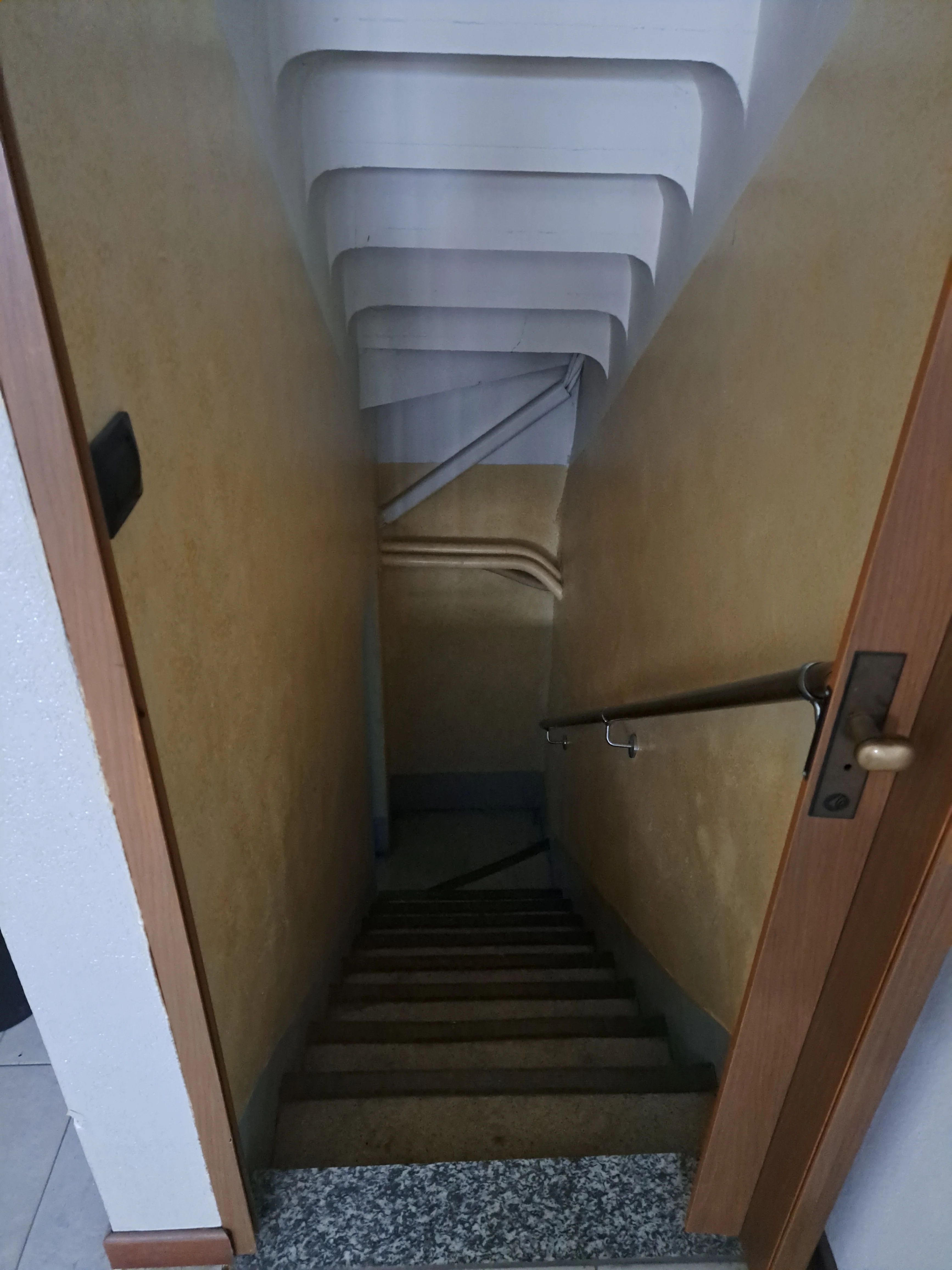 Negozio con cantina in Milano, Via Lepontina 7