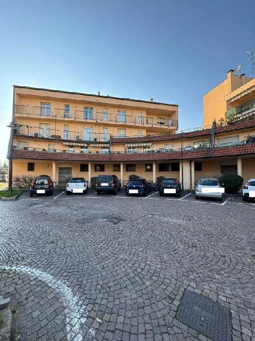 Negozio con cantina in Cardano al Campo, via Alberto da Giussano 12