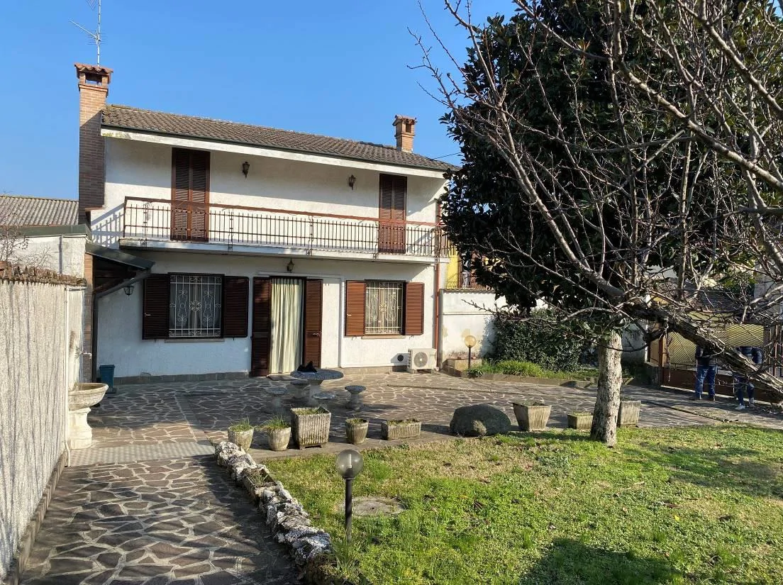 Villa indipendente con giardino e portico a San Bassano