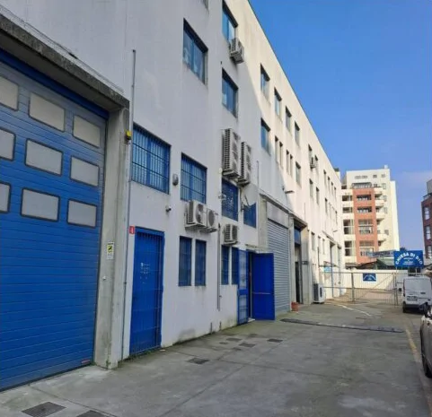 Laboratorio industriale con uffici e deposito a Milano