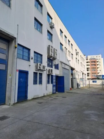 Laboratorio industriale con uffici e deposito a Milano