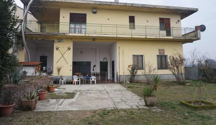 Complesso agricolo e residenziale con terreni a Vigevano