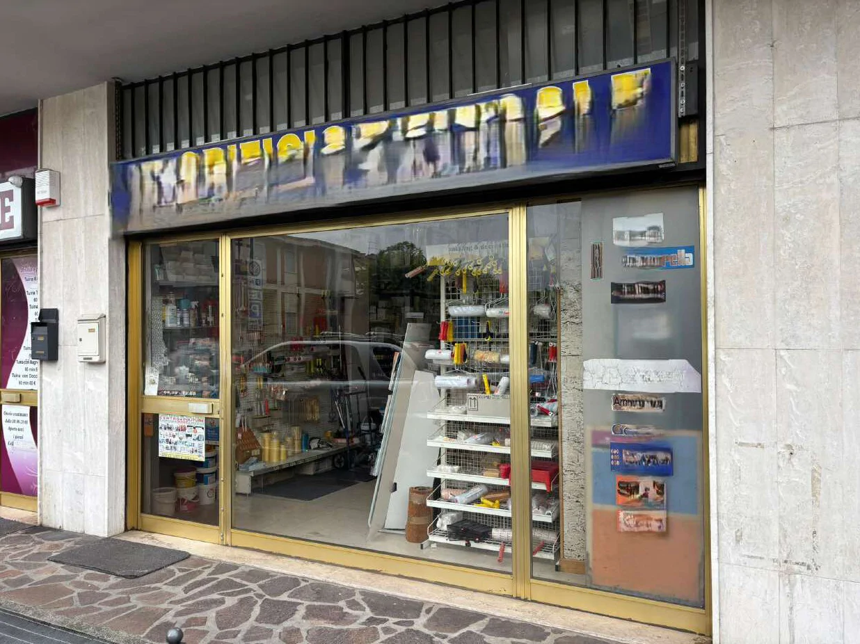 Negozio con magazzino in Seriate, via Nazionale 68/D