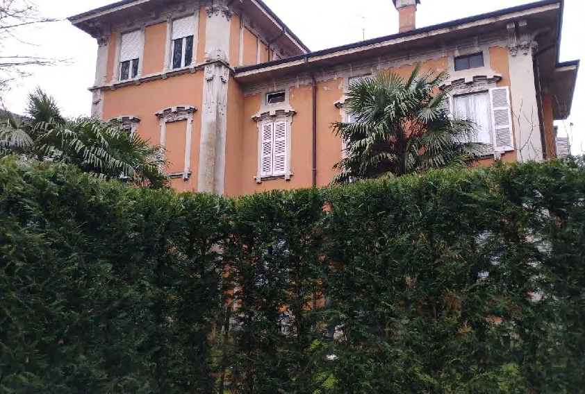 Villa d'epoca con giardino esclusivo in Besozzo, Via Roma 17