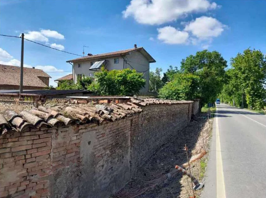 Abitazione su tre piani a Sale con tettoia e cortile