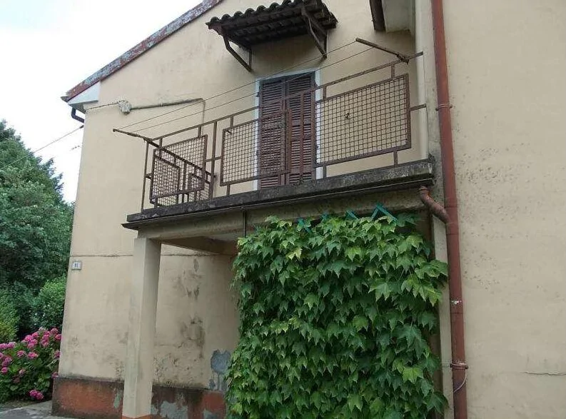 Fabbricato indipendente con box, terreni edificabili e cortile