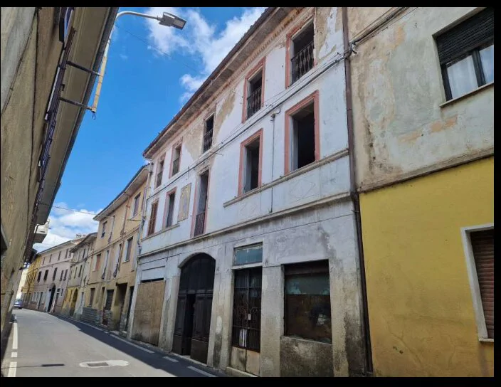Negozio al piano terreno in Via Tosalli 2, Fara Novarese