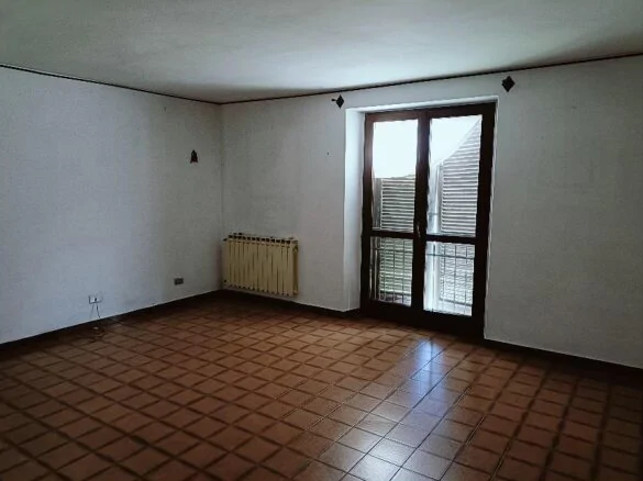Alloggio al piano secondo e due box auto in Cortiglione