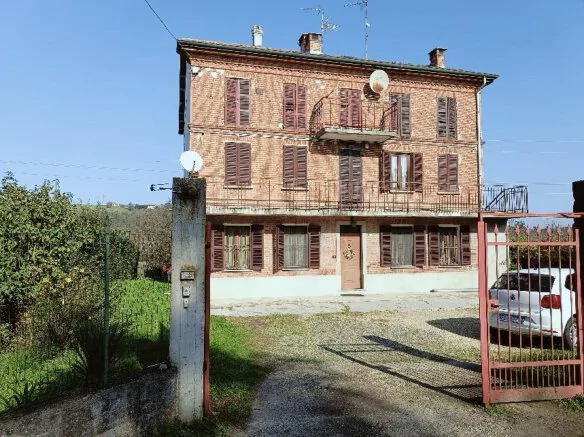 Alloggio al piano secondo e due box auto in Cortiglione - 008
