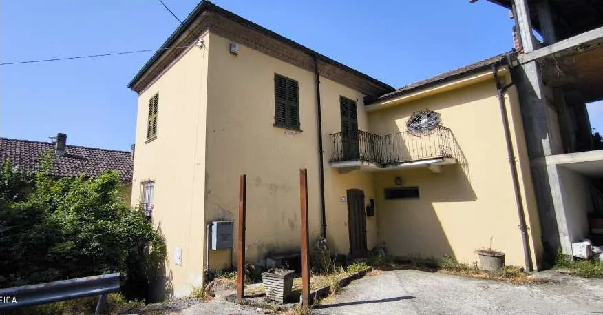 Casa semindipendente tre piani con corti e ricovero attrezzi - 002