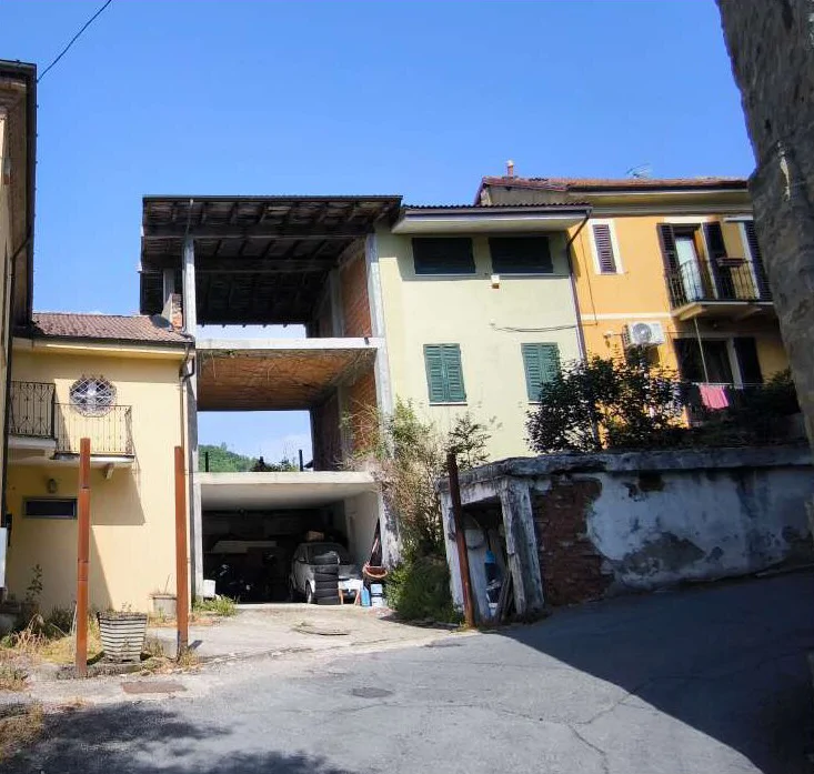 Fabbricato in costruzione al grezzo con corte e box - 002