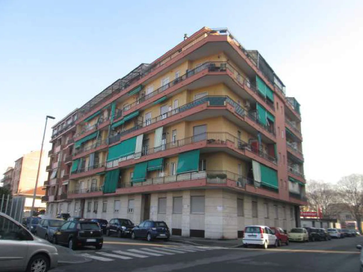 Appartamento con cantina e box auto in Torino - 001
