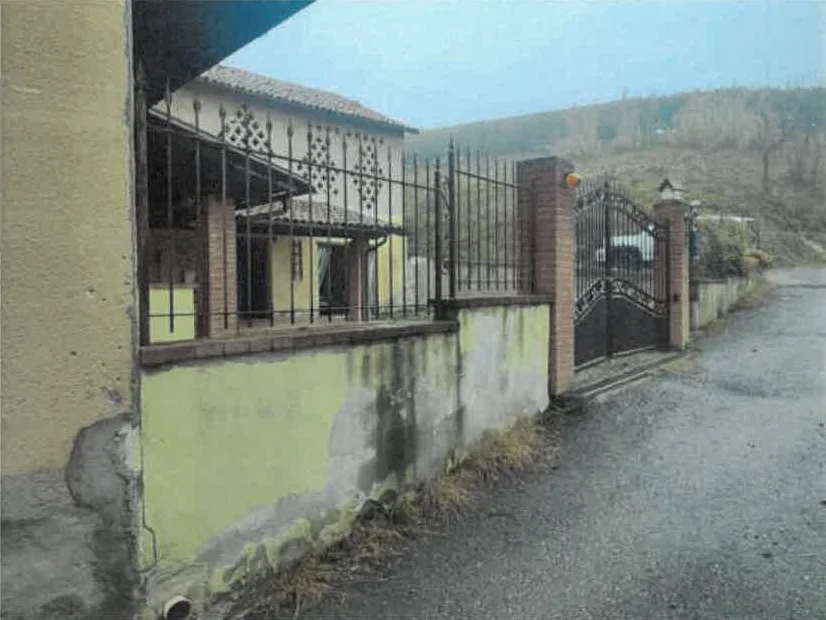 Fabbricato unifamiliare semi indipendente con accessori e corte esclusiva