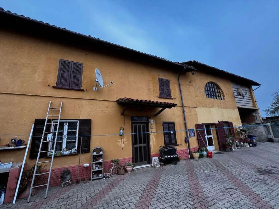 Piccola casa a corte in Via Saraschieri 11