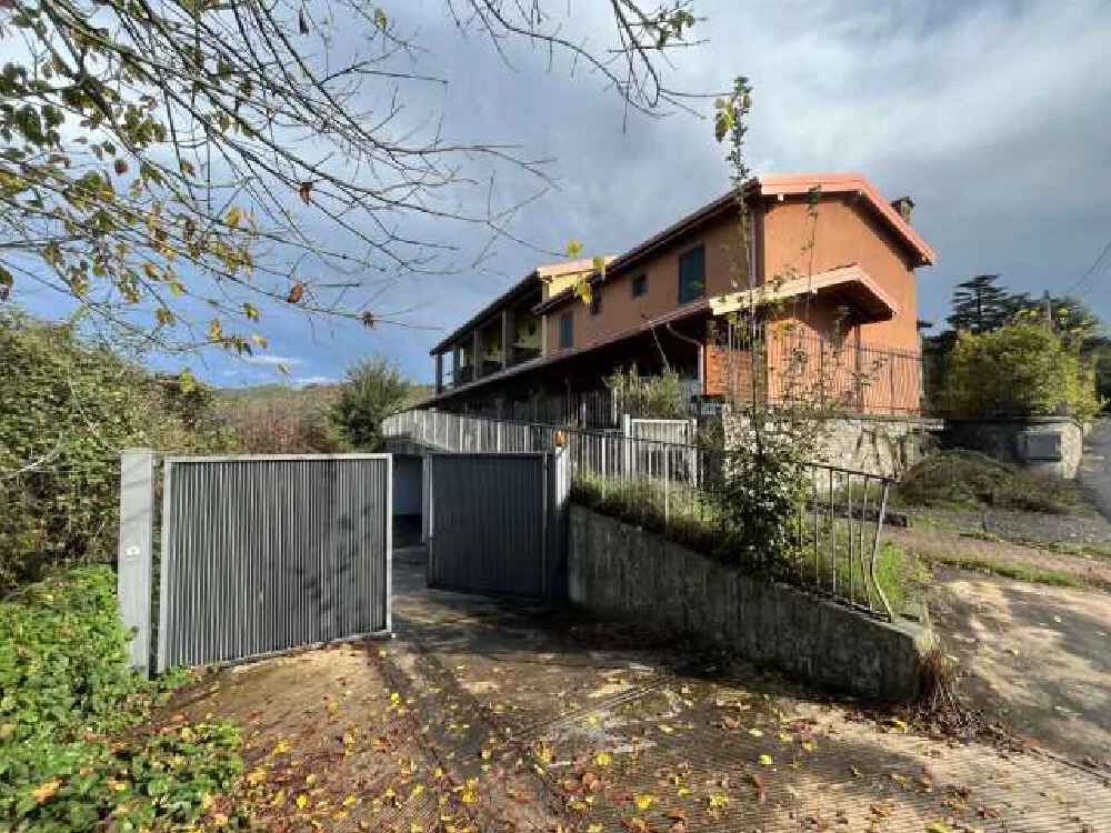 Complesso residenziale di due fabbricati con box e terreni