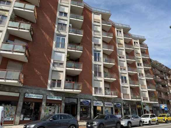 Appartamento con cantina in Borgosesia, via Vittorio Veneto 78