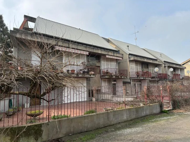 Appartamento al terzo piano mansardato con posto auto e cantina in Tortona