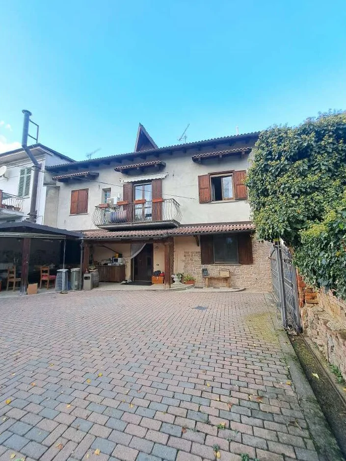 Casa unifamiliare con pertinenza in Incisa Scapaccino