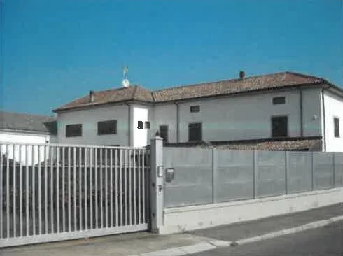 Casa bifamiliare con rimessa e magazzino in Alessandria