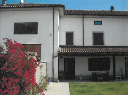 Casa bifamiliare con rimessa e magazzino in Alessandria