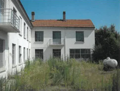 Opificio con due corpi e cortile, libero