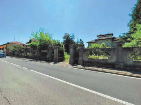 Villa liberty porzione Ovest con autorimesse e parco