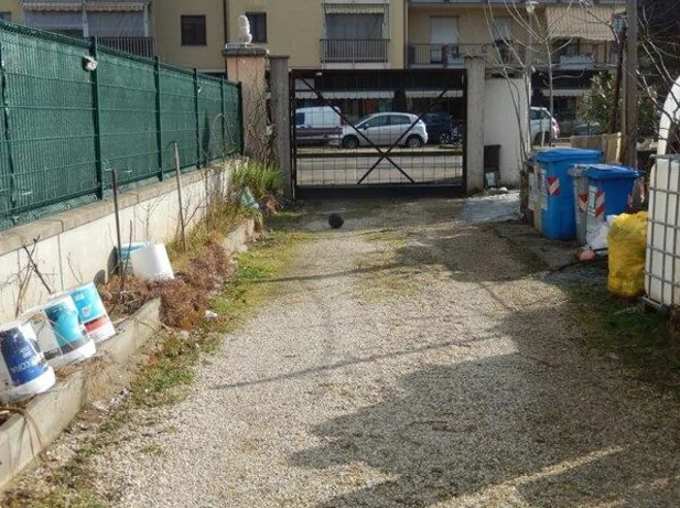 Abitazione bifamiliare con tettoia e cortile a Orbassano
