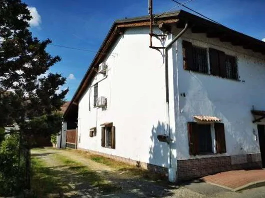 Casa unifamiliare con locale di sgombero e corte a Vinzaglio