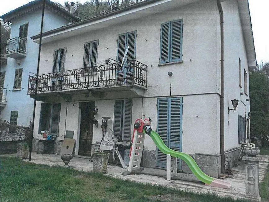 Abitazione e magazzino con area pertinenziale e terreni agricoli