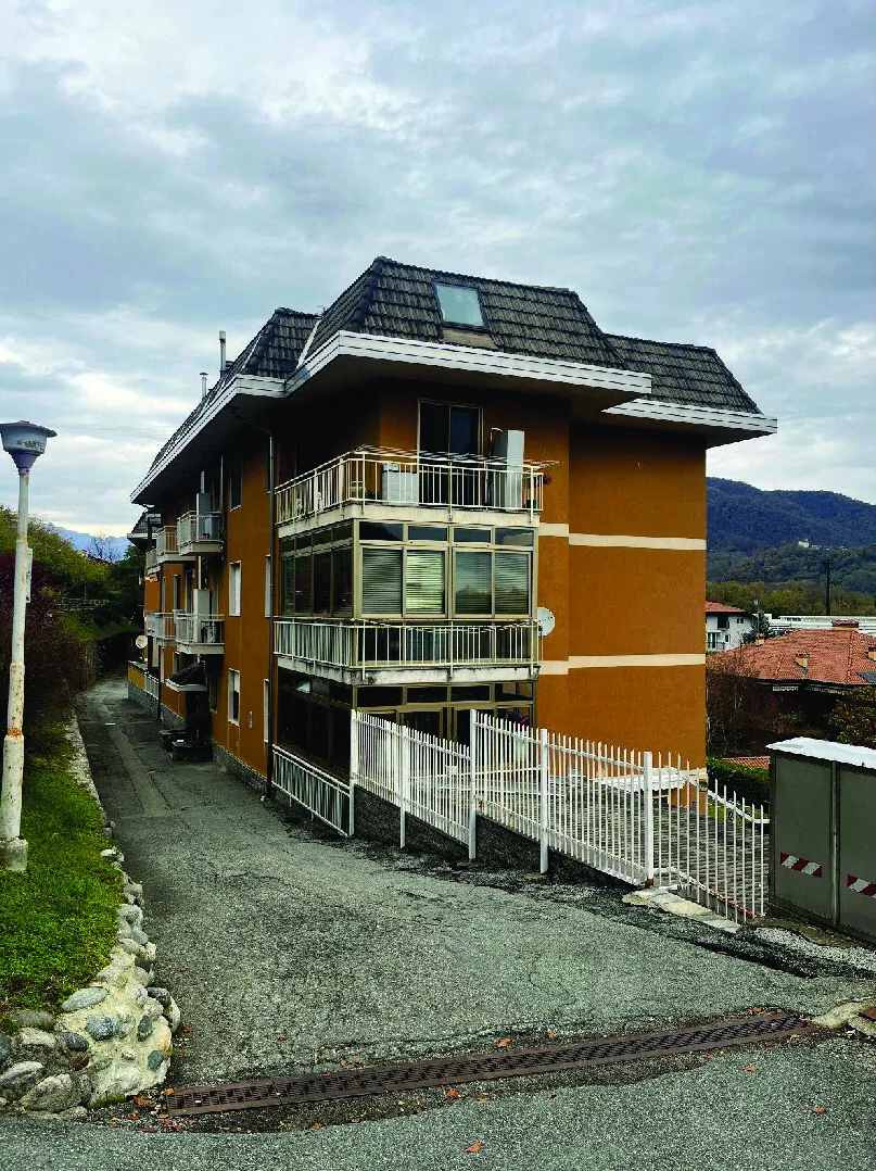 Alloggio mansardato in condominio a Serravalle Sesia