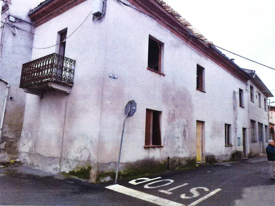Due fabbricati rurali degradati in via Bolla Cunietti