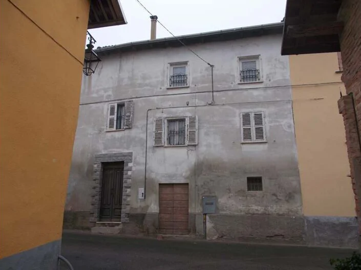 Abitazione di tipo civile e sedime di corte in Via Saracco 19, Alice Bel Colle