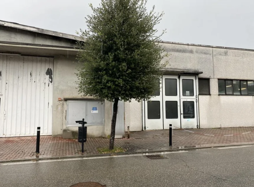 Capannone industriale adibito a panificio a Serravalle Sesia