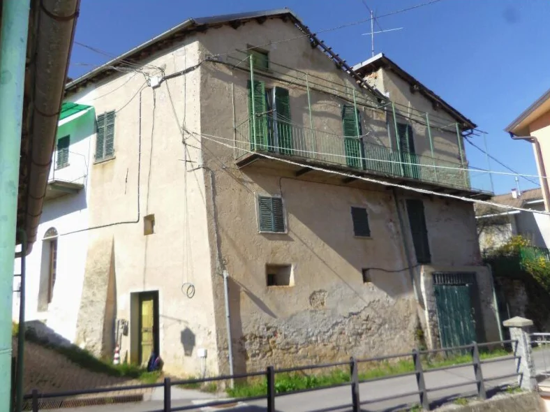 Compendio immobiliare in Montaldo di Mondovì con abitazione, box e depositi