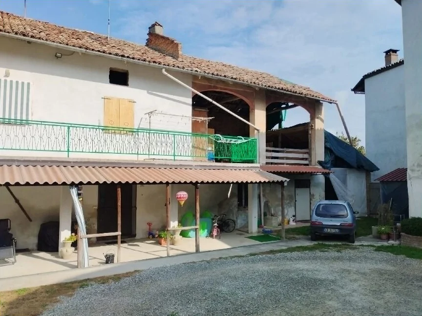 Porzione di rustico ristrutturato con terreni a Montegrosso d'Asti