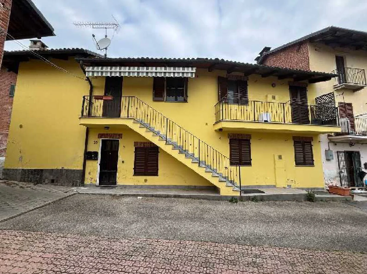 Alloggio su due piani con scala interna e cantina