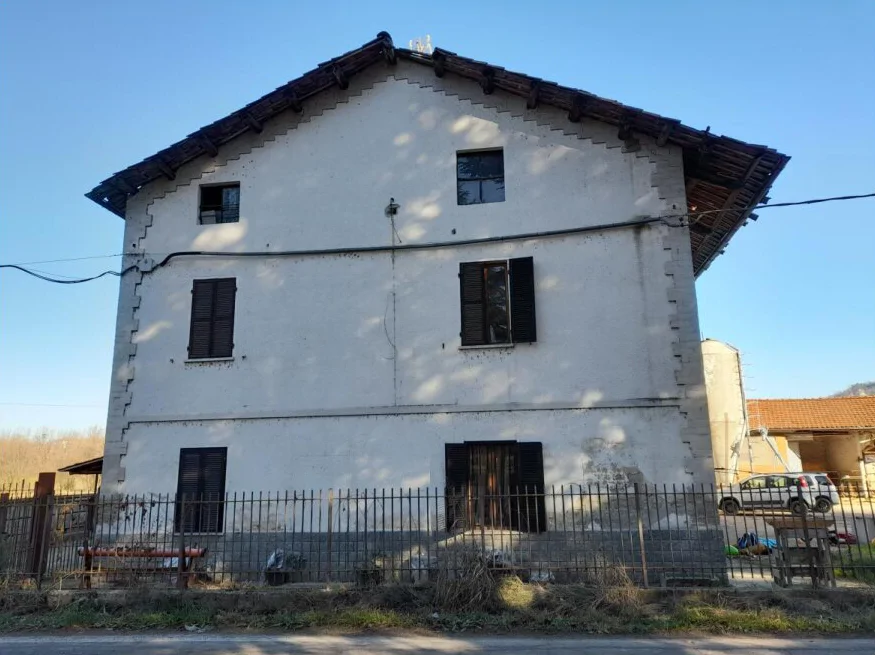 Compendio agricolo con abitazione rurale e terreni a Clavesana
