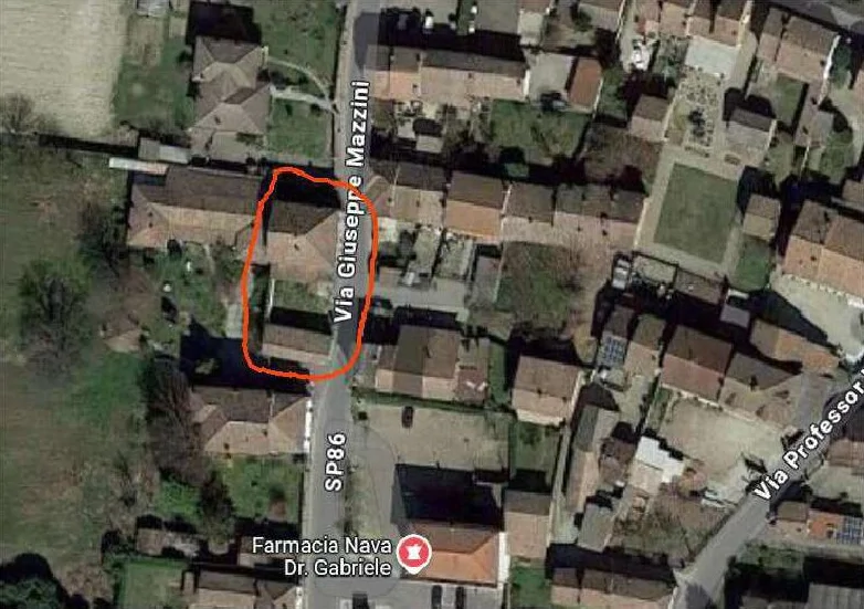 Fabbricato indipendente con autorimessa e cortili in Isola Sant'Antonio