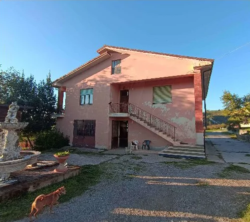 Fabbricati rurali e terreni a Dogliani