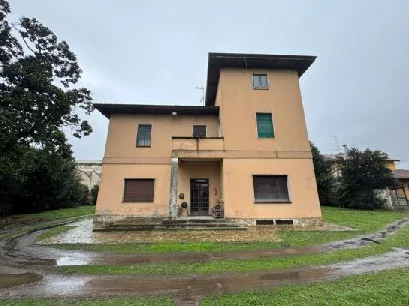 Villa con garage doppio, deposito e corte comune in Galliate