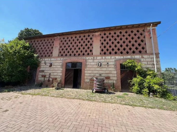Cascina agricola con terreno a Rosignano Monferrato