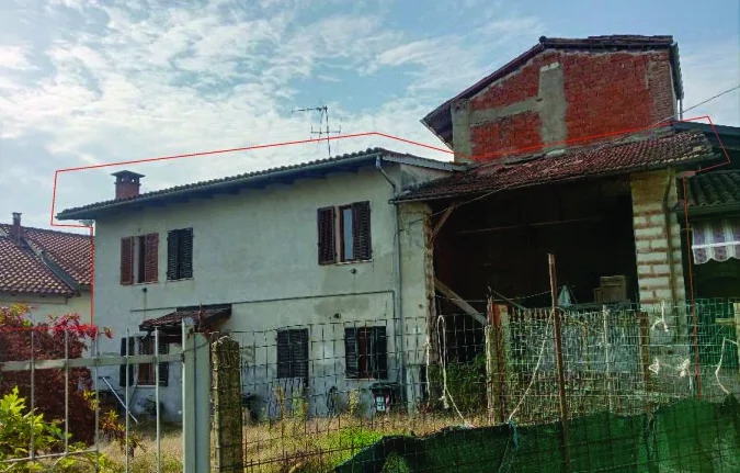 Fabbricato abitativo con area cortilizia e tettoia in Camino