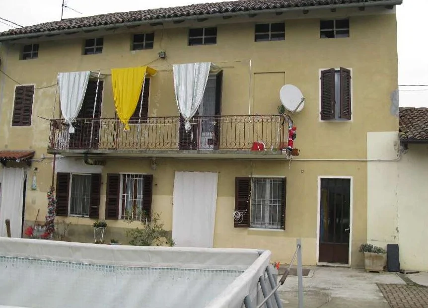 Fabbricato civile con pertinenze e terreno a Frassineto Po