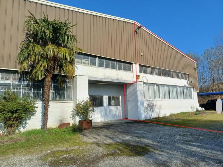 Capannone industriale con abitazione e cortile a Rosta